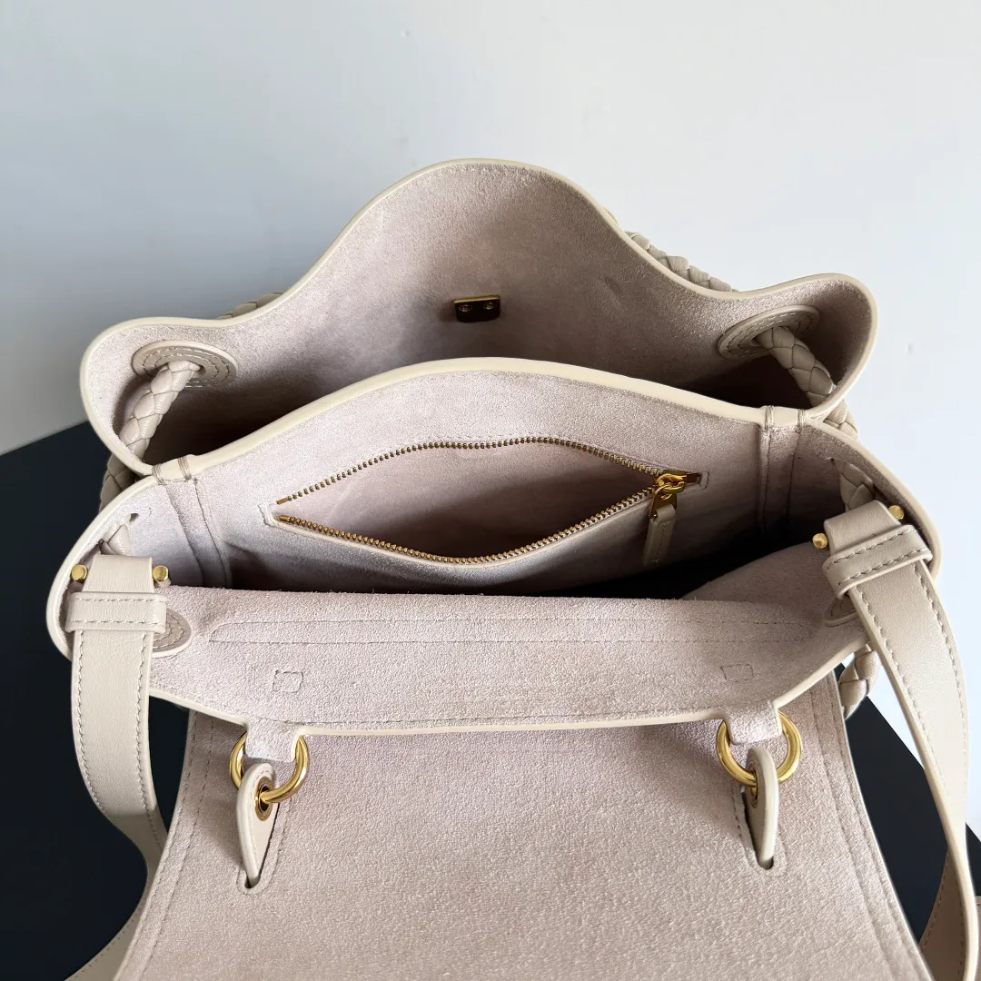 Batch 2060 BottegaVeneta Latest Ciao Ciao Bag Silky cowhide two-way flap handbag with signature twist detail, hidden hook closure, flap can be fastened to the front or attached to the INTRECCIATO woven internal pocket, comes with an adjustable and removable crossbody strap, internal compartment, and also features a zippered pocket. The surprise flap has various shapes. Style 1 - Cover the bag surface, exposing the knot and knot decoration. Style 2 - Place the flap inside the bag. A buckle is also designed. Style 3 - The U-shaped position of the top handle in the hand bag. Style No.: 835835 Size: 26*19*10.5cm